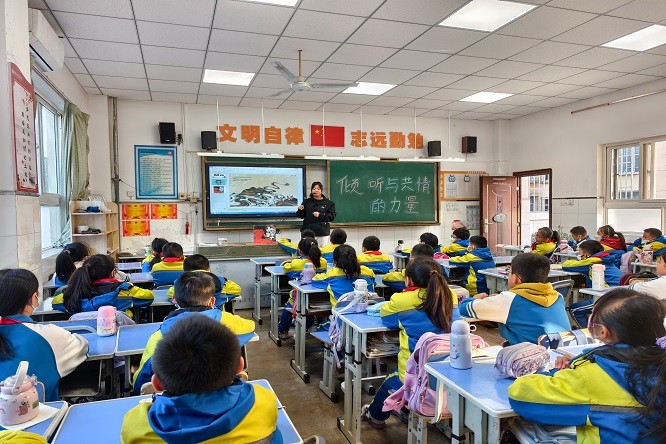 童心“听”得见,共育“情”更浓 ——咸阳长庆子弟学校四年级开展家长进课堂活动