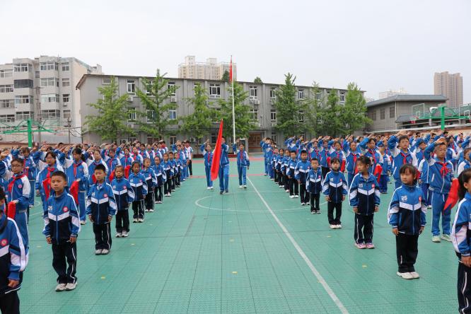&ldquo;高举队旗跟党走 做新时代好少年&rdquo;    咸阳长庆子弟学校举办 2026 年新队员 入队、超龄队员离队仪式
